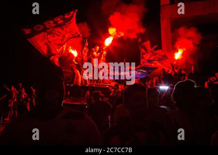 Porto, Portogallo. 15 luglio 2020. Gli appassionati di calcio del FC Porto celebrano la loro vittoria contro lo Sporting CP vicino allo Stadio Dragon dopo che il FC Porto ha vinto il primo titolo della League, assicurandosi che non possano più essere superati sui punti. FC Porto prende il posto al primo posto da SL Benfica dopo la sospensione forzata a causa della pandemia di Covid-19. Credit: SOPA Images Limited/Alamy Live News Foto Stock