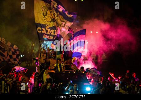 Porto, Portogallo. 15 luglio 2020. Gli appassionati di calcio del FC Porto celebrano la loro vittoria contro lo Sporting CP vicino allo Stadio Dragon dopo che il FC Porto ha vinto il primo titolo della League, assicurandosi che non possano più essere superati sui punti. FC Porto prende il posto al primo posto da SL Benfica dopo la sospensione forzata a causa della pandemia di Covid-19. Credit: SOPA Images Limited/Alamy Live News Foto Stock