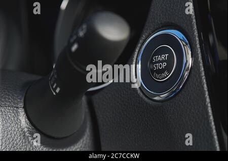 Vista ravvicinata del pulsante di avviamento del sistema di arresto auto Foto Stock