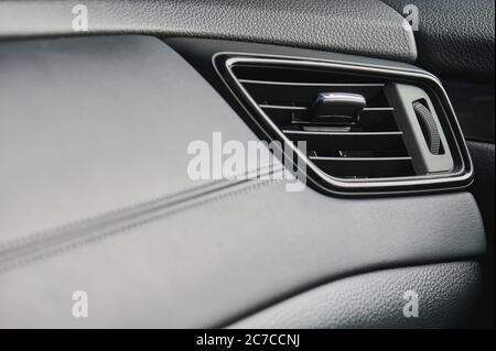 Foro di ventilazione del carrello sulla plancia dell'auto vista ravvicinata Foto Stock