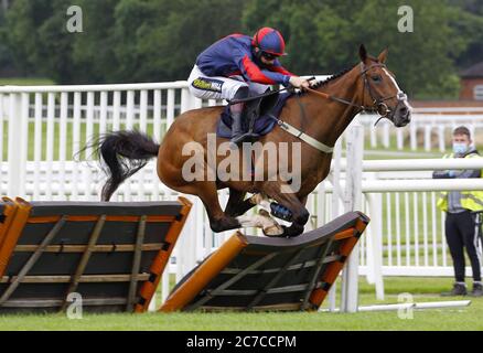 Il capitano Tom Cat e il fantino Sam Twiston-Davies vincono l'hurdle delle novizie Sky Sports Racing Virgin 535 all'ippodromo di Uttoxeter. Foto Stock