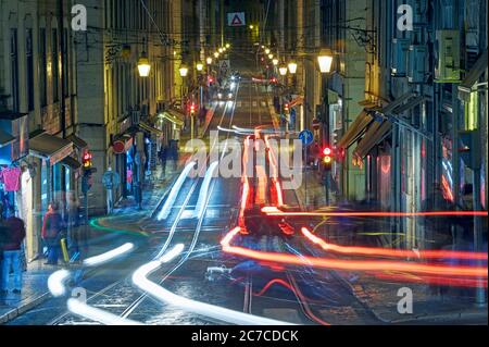 Lungo scatto di sentieri luminosi che attraversano il centro di Lisbona, Portogallo Foto Stock