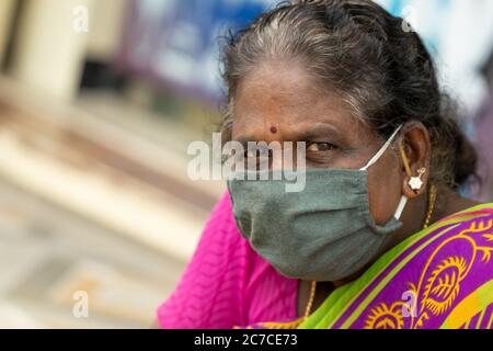 Chennai, Tamilnadu , India. 16 luglio 2020.Outdoors di donna asiatica che indossa maschera facciale per la sicurezza dal virus corona Foto Stock