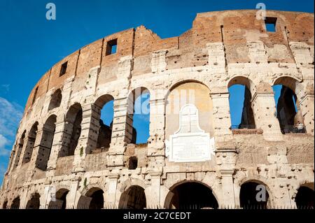 Dettagli architettonici della facciata del Colosseo o Anfiteatro Flaviano, il più grande anfiteatro romano della città di Roma Foto Stock