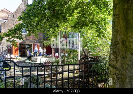 Colpo orizzontale di un garage nel cortile di a. casa con arte in mostra Foto Stock