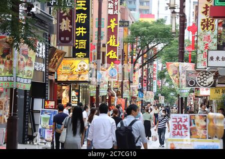 Yokohama, Giappone. 16 luglio 2020. La gente passeggia nella più grande città cinese del Giappone a Yokohama, nella periferia di Tokyo giovedì 16 luglio 2020. Il governo di Japandese inizierà una campagna di viaggio ad eccezione di Tokyo 'Go to Campaign' dal luglio 22 in mezzo allo scoppio del nuovo coronavirus. Credit: Yoshio Tsunoda/AFLO/Alamy Live News Foto Stock