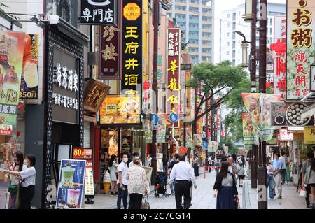 Yokohama, Giappone. 16 luglio 2020. La gente passeggia nella più grande città cinese del Giappone a Yokohama, nella periferia di Tokyo giovedì 16 luglio 2020. Il governo di Japandese inizierà una campagna di viaggio ad eccezione di Tokyo 'Go to Campaign' dal luglio 22 in mezzo allo scoppio del nuovo coronavirus. Credit: Yoshio Tsunoda/AFLO/Alamy Live News Foto Stock