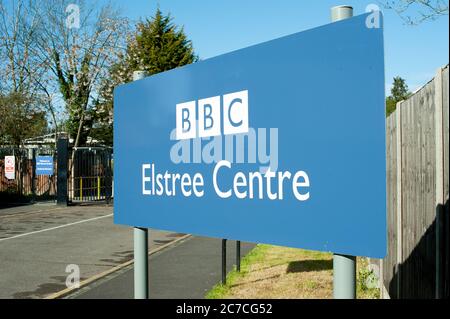 BBC Elstree Centre segno e ingresso ai famosi studi televisivi, situati a Borehamwood in Hertfordshire, Inghilterra. Foto Stock