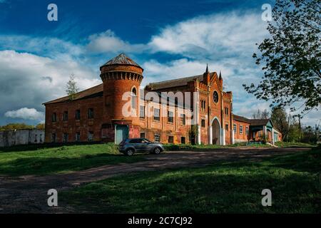 Antico palazzo abbandonato in rovina in stile gotico con vetrate colorate finestra Foto Stock