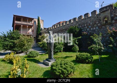 Tbilisi: Mura della città vecchia, dal lato di via Nikoloz Baratashvili. Repubblica di Georgia Foto Stock