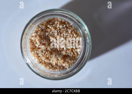 Granoturco grits in un vaso di vetro. Vista dall'alto. Con spazio per la copia. Foto Stock