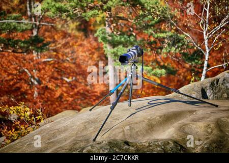 Fotocamera digitale professionale in cima alla montagna. Elemento di progettazione. Tempo di autunno Foto Stock