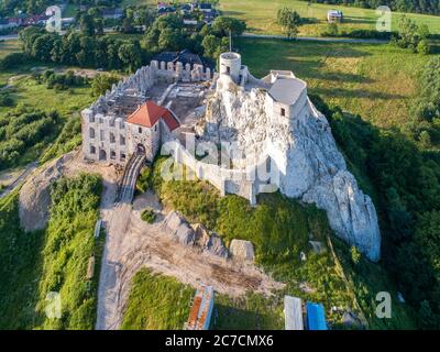 Rabsztyn, Polonia. Rovine del castello reale medievale sulla roccia in polacco Jurassic Highland. Vista aerea all'alba in estate. Ristrutturazione e arche Foto Stock