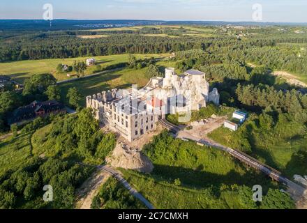 Rabsztyn, Polonia. Rovine del castello reale medievale sulla roccia in polacco Jurassic Highland. Vista aerea all'alba in estate. Ristrutturazione e arche Foto Stock