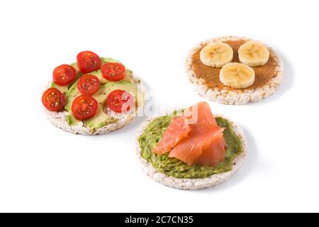 Assortimento di ingredienti su torte di riso soffiato isolato su fondo bianco. Foto Stock