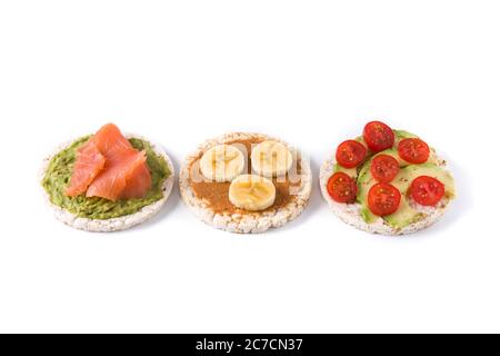 Assortimento di ingredienti su torte di riso soffiato isolato su fondo bianco. Foto Stock