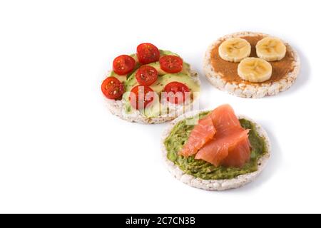 Assortimento di ingredienti su torte di riso soffiato isolato su fondo bianco. Foto Stock