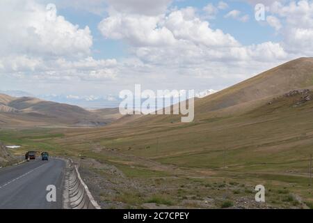 La Pamir Highway vicino a Sary Tash, Kirghizistan. Foto Stock