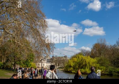 Elicotteri militari che volano sulla città di Londra e St James's Park, Regno Unito - 25 marzo 2019. Foto Stock