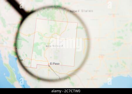 Los Angeles, California, USA - 15 Marzo 2019: New Mexico, Stato NM dell'America visualizzazione concetto illustrativo sullo schermo del display attraverso l'ingrandimento Foto Stock