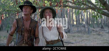 Paul Hogan e Linda Kozlowski in Crocodile Dundee II - immagine promozionale di film Foto Stock