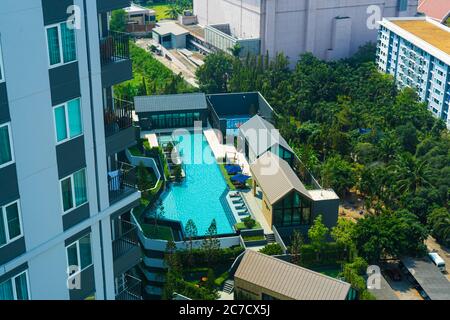 Condominio a Bangkok. Alloggi moderni con servizi e piscina Foto Stock