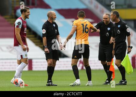 Burnley, Regno Unito. 15 luglio 2020. I capitani e i funzionari del team scherzano mentre si salutano prima di iniziare. Premier League Match, Burnley contro Wolverhampton Wanderers a Turf Moor a Burnley, Lancs mercoledì 15 luglio 2020. Questa immagine può essere utilizzata solo per scopi editoriali. Solo per uso editoriale, licenza richiesta per uso commerciale. Non si può usare nelle scommesse, nei giochi o nelle pubblicazioni di un singolo club/campionato/giocatore. pic di Chris Stading/Andrew Orchard sport photography/Alamy Live news Credit: Andrew Orchard sports photography/Alamy Live News Foto Stock