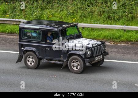 2008 nero Land Rover Defender 90 XS SW SWB; veicoli in movimento per il traffico veicolare, automobili che guidano veicoli su strade del Regno Unito, motori, motori sulla rete autostradale M6. Foto Stock