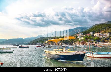 Pittoresca vista estiva della costa adriatica in Budva Riviera vicino al villaggio di Przno con molte barche in mare. Ubicazione: Villaggio Przno, Montenegro, Foto Stock