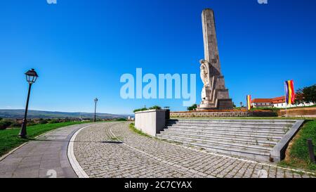 Obelisco di HOREA, Closca e Crisan dalla fortezza della Cittadella Alba Carolina. Drammatica scena estiva della Transilvania, Alba Iulia, Romania, Europa Foto Stock