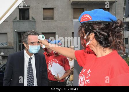 Milano, Italia evento a favore degli Angeli cittadini con la collaborazione di Instagram di Giammarco Senna Assessore e Presidente della Commissione attività produttive Regione Lombardia, Attilio Fontana Presidente Regione Lombardia, Bruno Bella Presidente Onorario City Angels, organizzato da Daniela Javarone madrina degli Angeli Città foto: Attilio Fontana Presidente della Regione Lombardia misura la temperatura Foto Stock