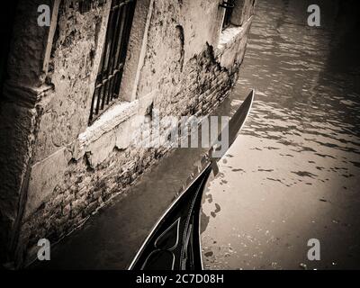 Primo piano della testa di ferro della gondola . Venezia . Italia Foto Stock