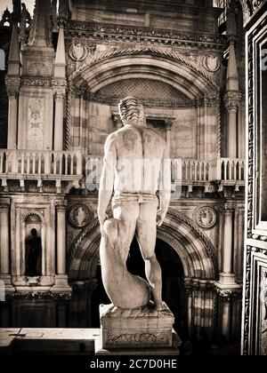 Scala dei giganti custodita dalla colossale statua del Nettuno, Palazzo Ducale, Venezia, Italia, Foto Stock