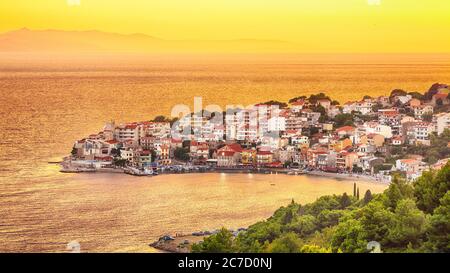 Panoramica del tramonto attraverso la splendida baia del villaggio di Igrane in Riviera di Makarska. Ubicazione: Igrane, riviera di Makarska, Dalmazia, Croazia, Europa Foto Stock