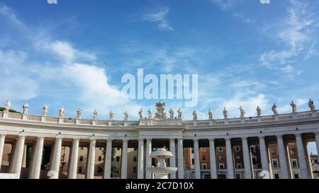 Statue di Santi sui Colonnato di Piazza San Pietro a Città del Vaticano, in Europa. Grande piazza situata direttamente di fronte alla Basilica di San Pietro. Foto Stock