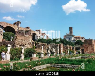 Foro Romano a Roma, Italia - Patrimonio dell'Umanità dell'UNESCO e famoso per le visite turistiche. Il Foro Romano circondato da rovine di antichi edifici governativi. Foto Stock