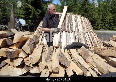 Hasselfelde, Germania. 21 Maggio 2020. Ulrich Engel aiuta a costruire un tradizionale palo di terra. Nella miniera di carbone di Harz i visitatori sono esposti in modo vivace il vecchio mestiere. La miniera di carbone di Harz produce annualmente oltre 50 tonnellate di carbone. È uno degli ultimi bruciatori di carbone che ancora operano il vecchio mestiere in Germania. Credit: Matrhias Bein/dpa-Zentralbild/ZB/dpa/Alamy Live News Foto Stock