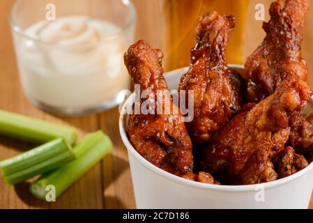 Briciole di pollo fritte con yummy, unite a bastoncini di sedano e salsa ranch Foto Stock