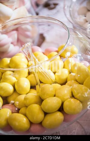 Closeup selettivo di dolci caramelle colorate e marshmallows in i vasi Foto Stock