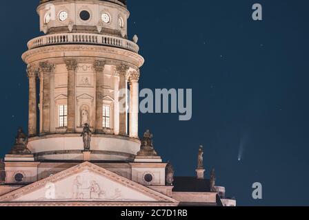 Neoswise Comet visibile nella città di Berlino sopra la Cattedrale di Berlino con cielo notturno illuminato. Astro foto durante la notte con le stelle. Capitale della Germania Foto Stock