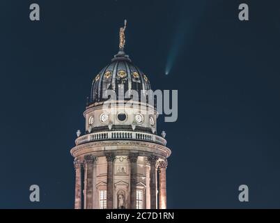 Neoswise Comet visibile nella città di Berlino sopra la Cattedrale di Berlino con cielo notturno illuminato. Astro foto durante la notte con le stelle. Capitale della Germania Foto Stock