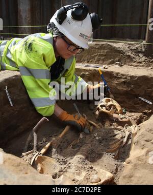 L'archeologo Clare McCabe dai tram a Newhaven progetto di scavo di resti umani, che potrebbero risalire fino al 1300, dalle tombe della Chiesa Parrocchiale di Leith Sud il cui cimitero medievale si estende sotto la superficie stradale di Constitution Street, Leith. Foto Stock