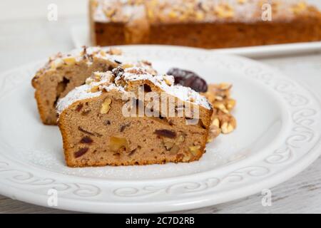 Data fatta in casa e torta di noce Foto Stock