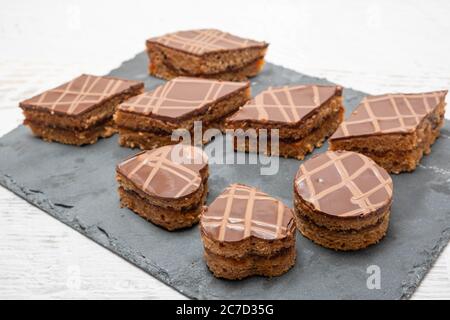 Torta al cioccolato fatta in casa con marmellata e guarnita con ganache al cioccolato Foto Stock