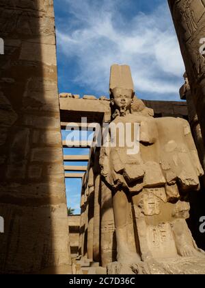 una statua di un vecchio pharao all'interno del tempio di karnak a luxor egitto Foto Stock