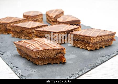 Torta fatta in casa con cioccolato e marmellata Foto Stock