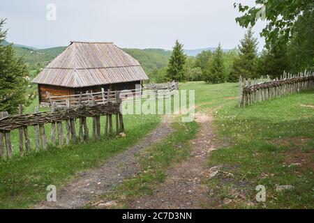 Vecchia casa tradizionale serba a Sirogojno Etno Village, Serbia Foto Stock