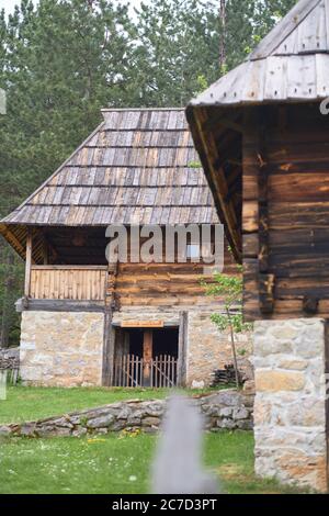 Vecchie case nel villaggio di Sirogojno Ethno e Museo all'aperto, Serbia Foto Stock