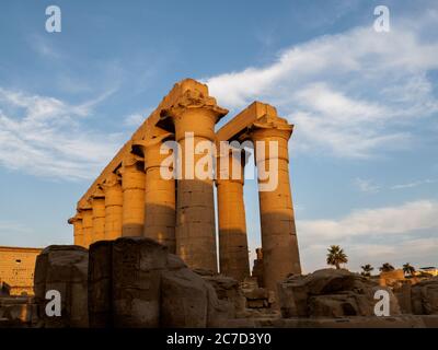 tempio di luxor all'ora d'oro con colonne e pilone Foto Stock