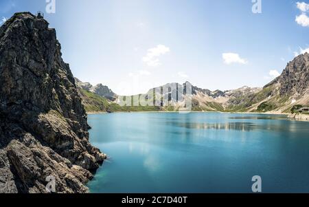 La splendida vista panoramica di Lunersee è un grande lago alpino che sovrasta Brandnertal, nello Stato austriaco del Vorarlberg. Foto Stock